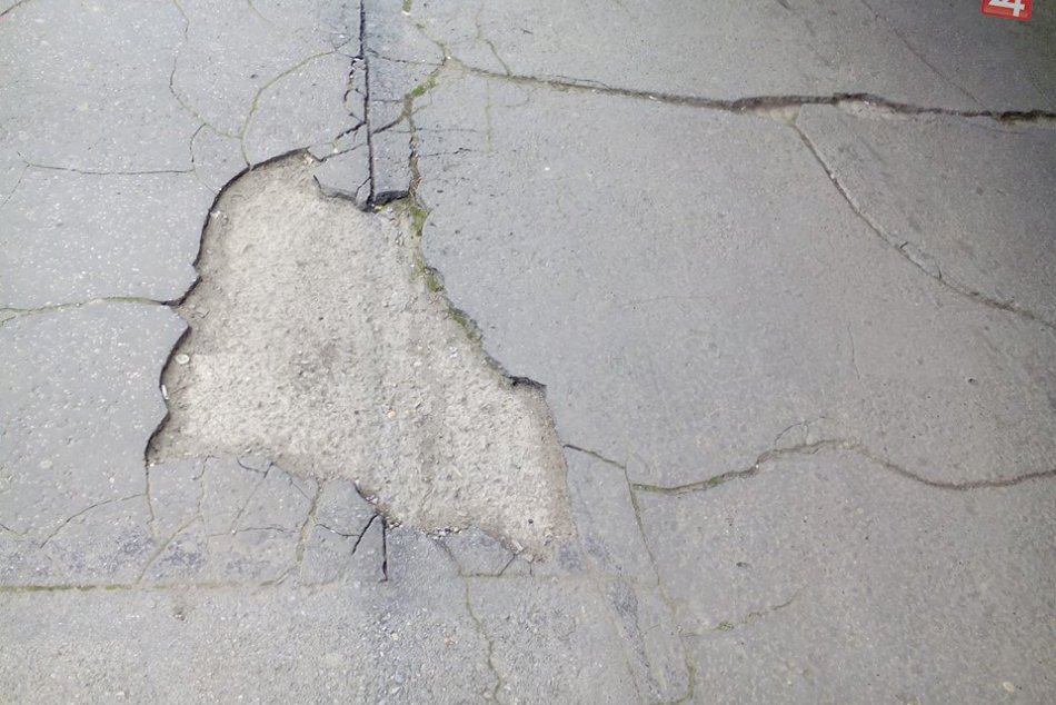 Ilustračný obrázok k článku Dobrá správa pre Novozámčanov: Plánuje sa oprava chodníkov a ciest