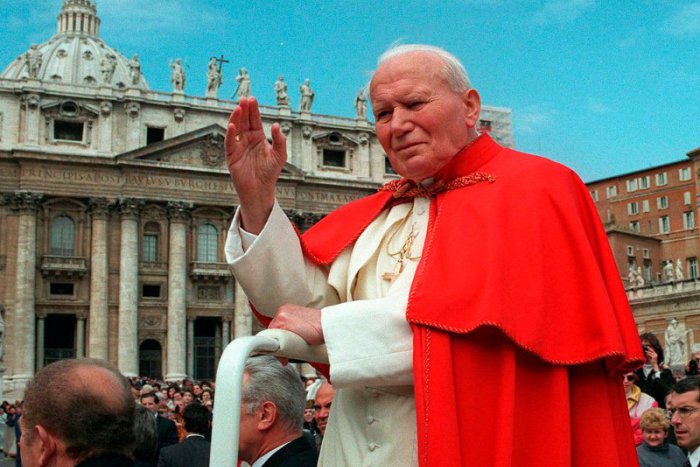 Ilustračný obrázok k článku Bude žehnať Novozámčanom: V centre mesta pribudne socha pápeža Jána Pavla II.