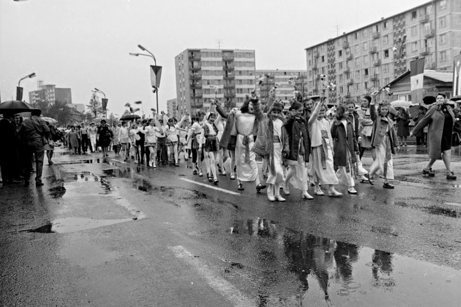 Oslavy 1.mája FOTO: Zábery z roku 1974 a 1977 zachytené v našom meste!