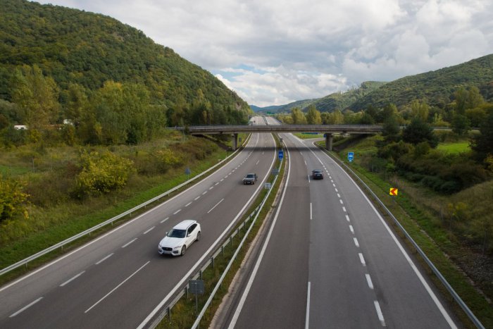 Ilustračný obrázok k článku Cesty v Nitrianskom kraji sú veľkým problémom: Župa vyzýva na riešenie dopravy