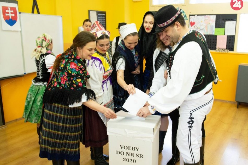 Ilustračný obrázok k článku Slovenské tradície žijú aj v Komárne: K volebnej urne prišli v krojoch, FOTO