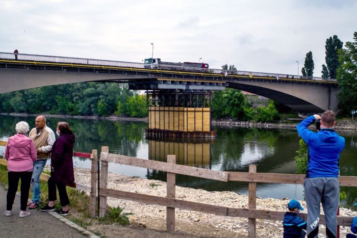 Ilustračný obrázok k článku Obmedzenia na Vážskom moste sú minulosťou: Premávka je obnovená aj pre nákladné autá