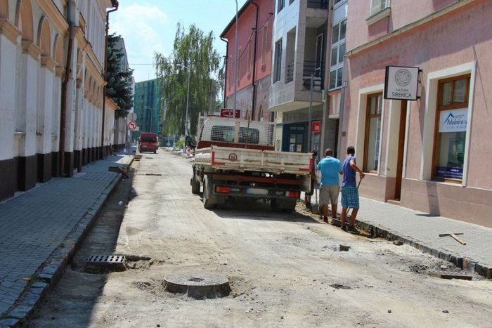 Ilustračný obrázok k článku Opravy ciest napredujú: Práce na Riečnej dokončia už o niekoľko dní