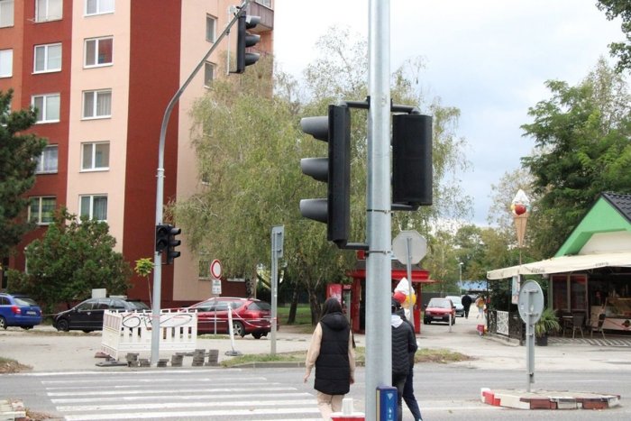Ilustračný obrázok k článku Trúbiaci vodiči a nezodpovední chodci: Pri skúške semaforov musela asistovať polícia