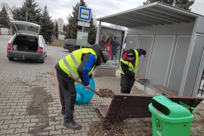 Ilustračný obrázok k článku Veľké čistenie v Zámkoch: Mesto si posvieti na zastávky MHD aj kryty kontajnerov