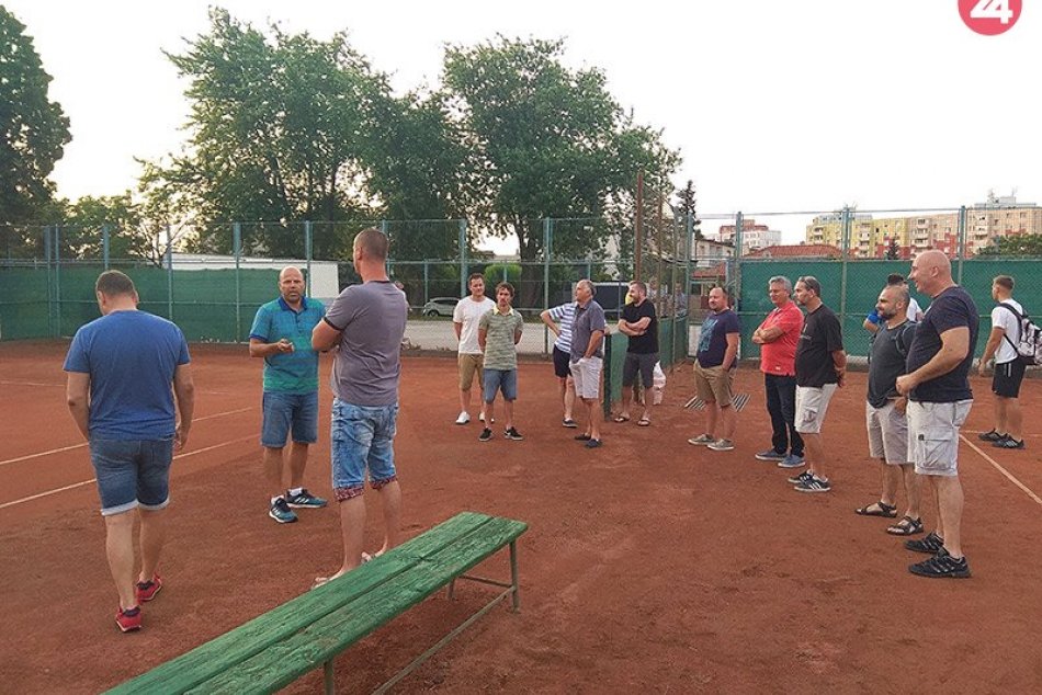 Poslanci a primátor si obhliadli tenisový areál na Čerešňovej ulici