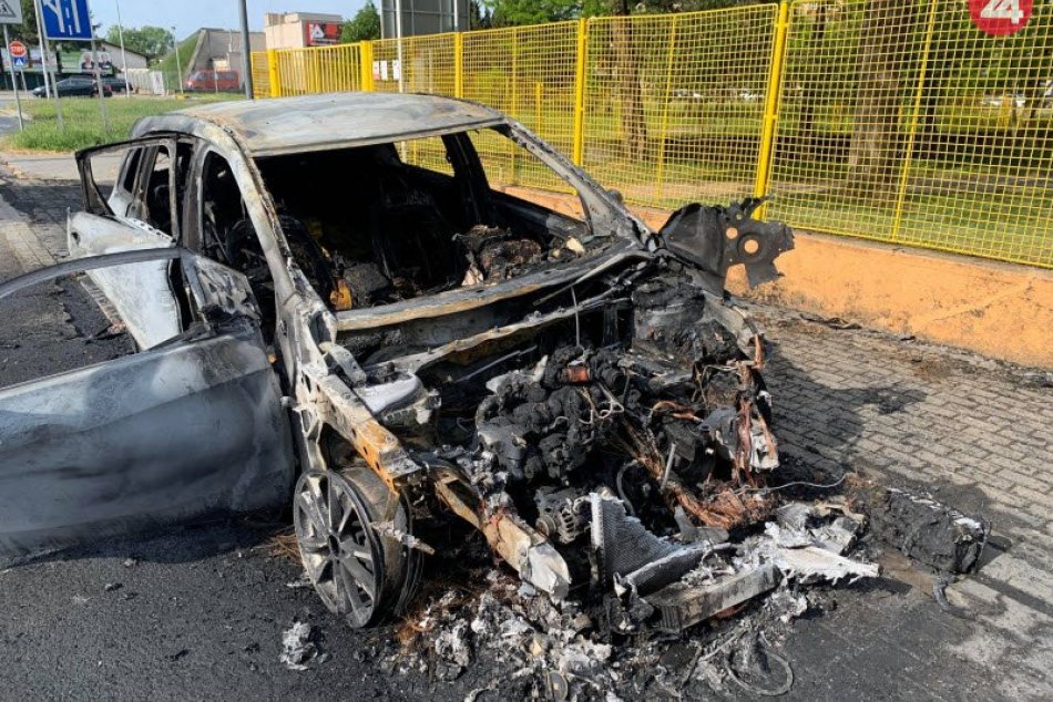 V Nových Zámkoch zhoreli v noci dve autá